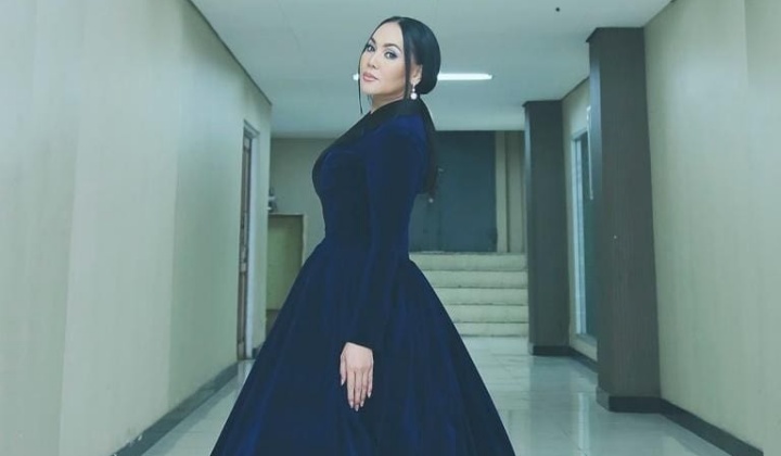 Foto: Rina Gunawan Tutup Usia, Dewi Gita Beber Alasan Tak Mau Unggah Foto Bersama Almarhumah