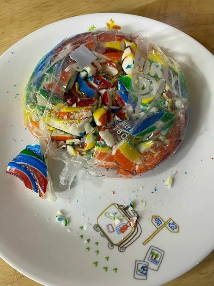 jeno nct curhat jika ia baru saja menghancurkan permen milik sungchan