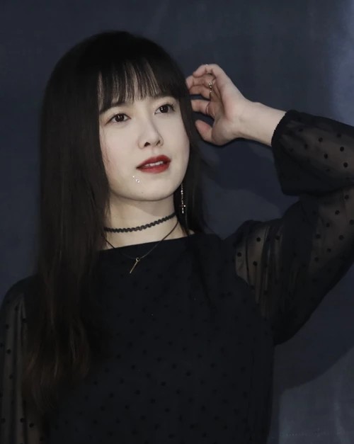 Tampil Serba Hitam Hadiri Konfrensi Pers Pamerannya, Tindikan Unik Ku Hye Sun Curi Perhatian