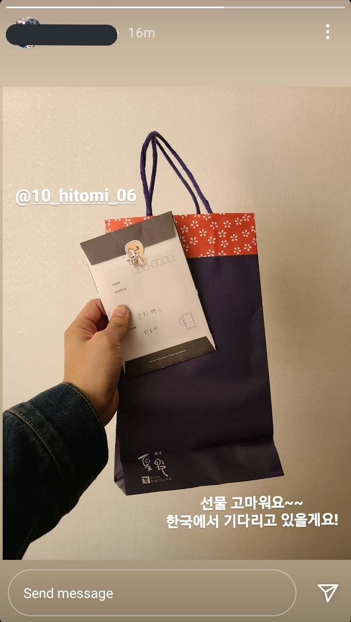 Manis Banget, Hitomi Beri Hadiah ke Staf Usai IZ