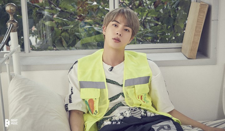 Foto: Momen Kocak Jin BTS Gunakan Kekuatan Fans Menangkan Permainan di 'Run BTS!'