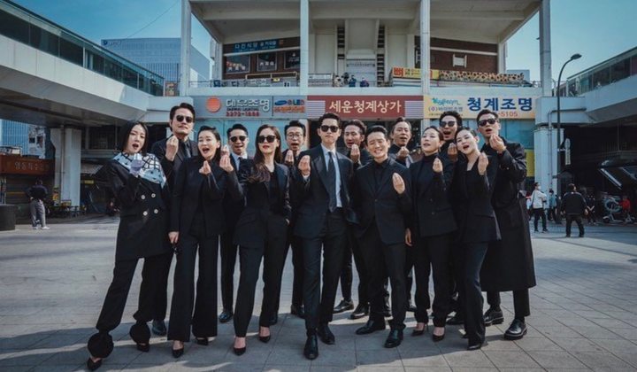 Foto: tvN Bagikan Keseruan BTS Eps Terakhir 'Vincenzo', Ada Adegan Ciuman Hingga Joong Ki Nangis