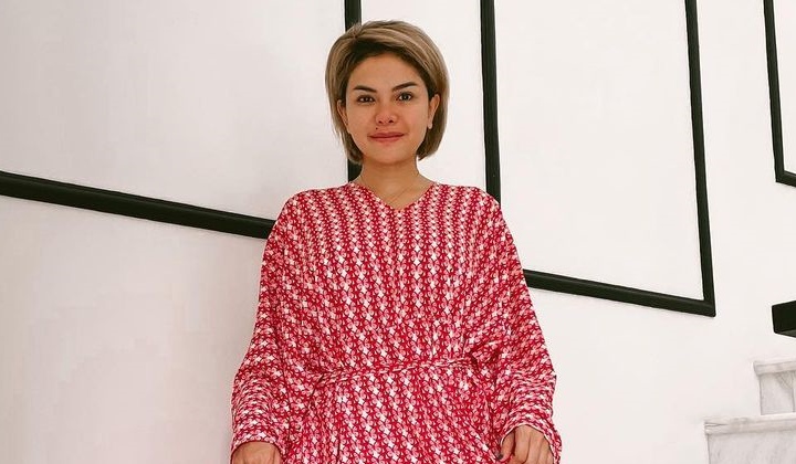 Foto: Ucap Duka Mendalam, Nikita Mirzani Tatap Dalam Wajah Almarhum Sahabat di Peti Jenazah