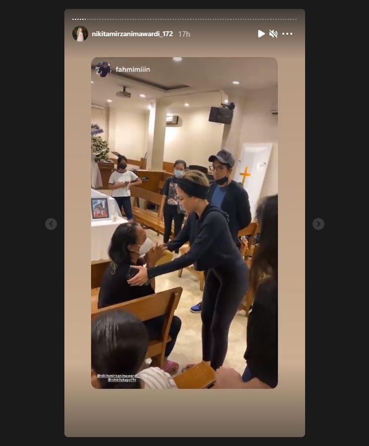 Ucap Duka Mendalam, Nikita Mirzani Tatap Dalam Wajah Almarhum Sahabat di Peti Jenazah