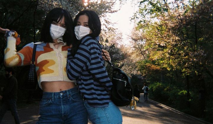 Foto: Lisa dan Jisoo Pamer Asyiknya Kencan Berdua dan Seru-Seruan Belanja Pakaian