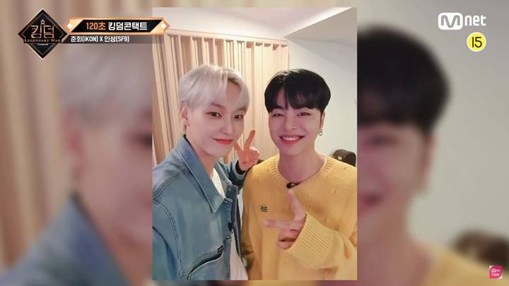 Junhoe iKON dan Inseong SF9 melakukan swafoto bersama