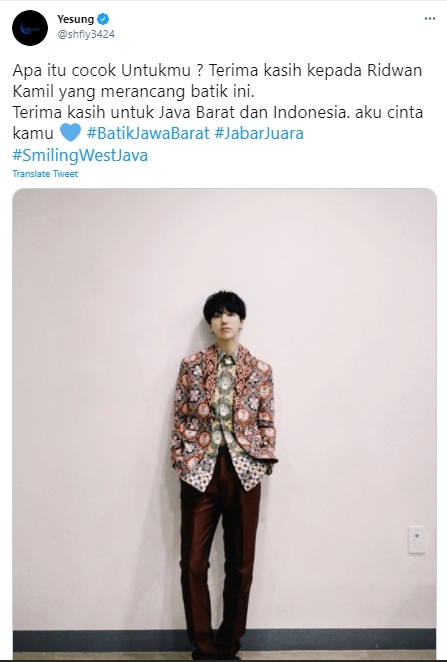 Bikin Heboh, Leeteuk dan Yesung SuJu Kompak Kenakan Busana Batik Rancangan Ridwal Kamil