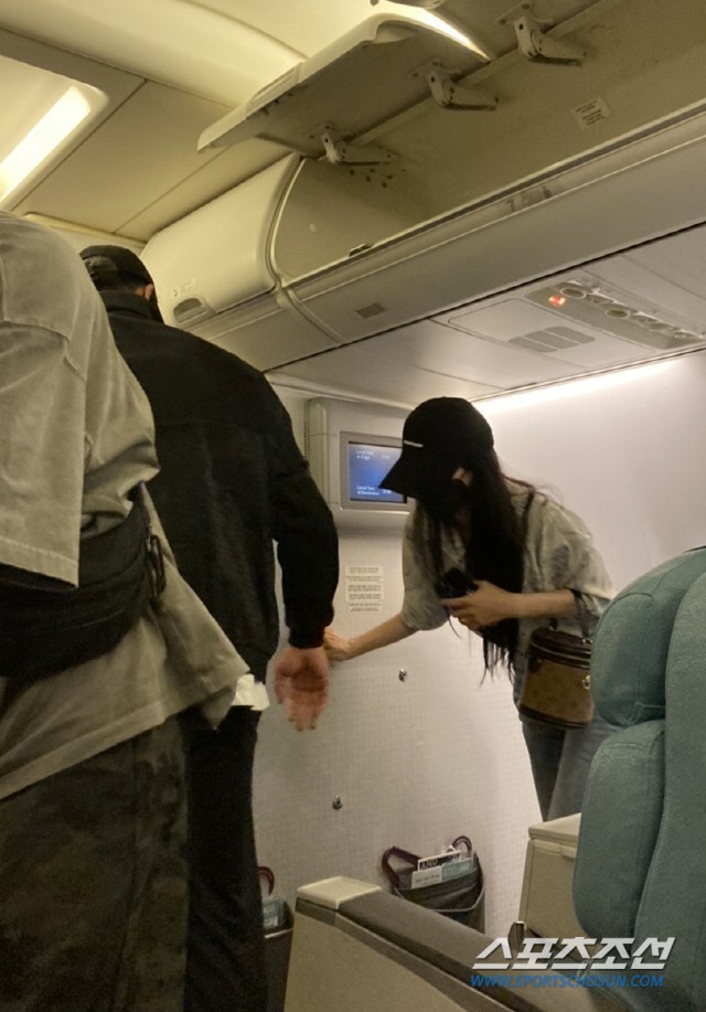 Cuek dengan Kabar Miring Sang Pacar, Han Ye Seul Kepergok Asyik Kencan di Pulau Jeju