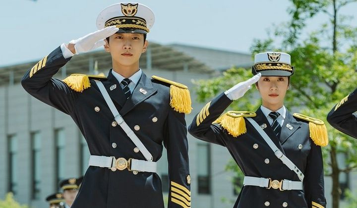 Foto: Tinggalkan Imej Polisi Kece, Krystal-Jinyoung Jadi Murid Sekolah Polos di 'Police University'