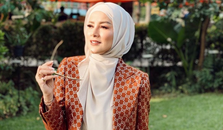 Foto: Olla Ramlan Blak-blakan Ungkap Alasan Jarang Pajang Foto Bareng Suami di Instagram