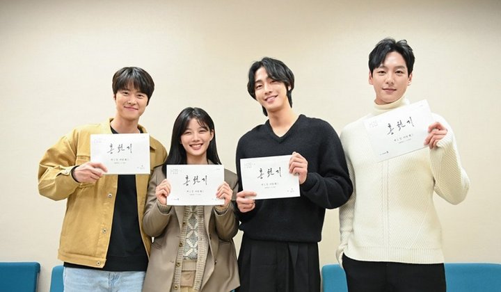 Foto: Dibintangi Kim Yoo Jung-Ahn Hyo Seop Cs, 'The Red Sky' SBS Ungkap Sesi Pembacaan Naskah