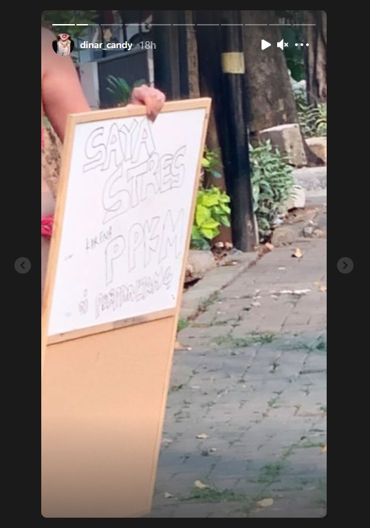 Kecewa Berat PPKM Diperpanjang, Dinar Candy Turun ke Jalan Pakai Bikini Sambil Bawa Papan Ini