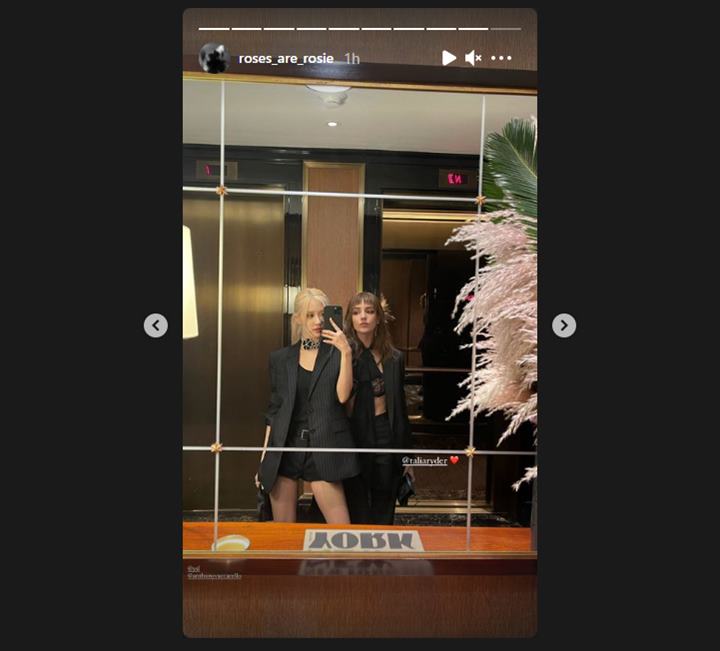 Rose BLACKPINK foto bersama dengan Talia Ryder