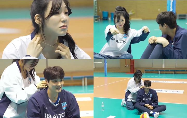 Tiffany Girls\' Generation memberikan kalung yang ia kenakan ke Kim Hee Jin