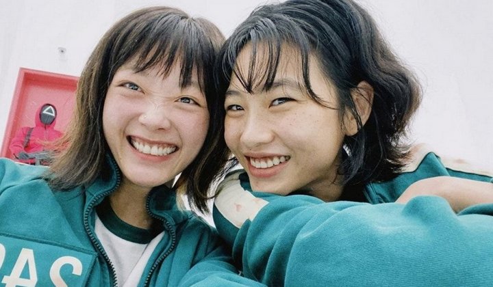Foto: Jung Ho Yeon Beri Pujian Pada Lee Yoo Mi yang Bantu Dirinya Berakting Baik di 'Squid Game'