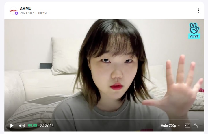 Suhyun AKMU melakukan VLIVE di hari yang dengan perayaan ulang tahun Jimin BTS