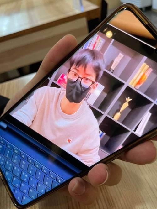 Penampilan Cha Eun Woo ASTRO kala menghadiri kelas online