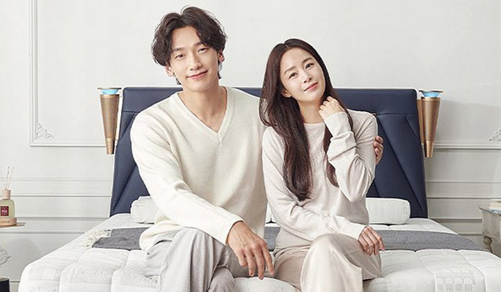 Foto: Anak Ditinggal Dulu, Rain Kepergok Gandeng Mesra Sang Istri Kim Tae Hee Kencan di Luar