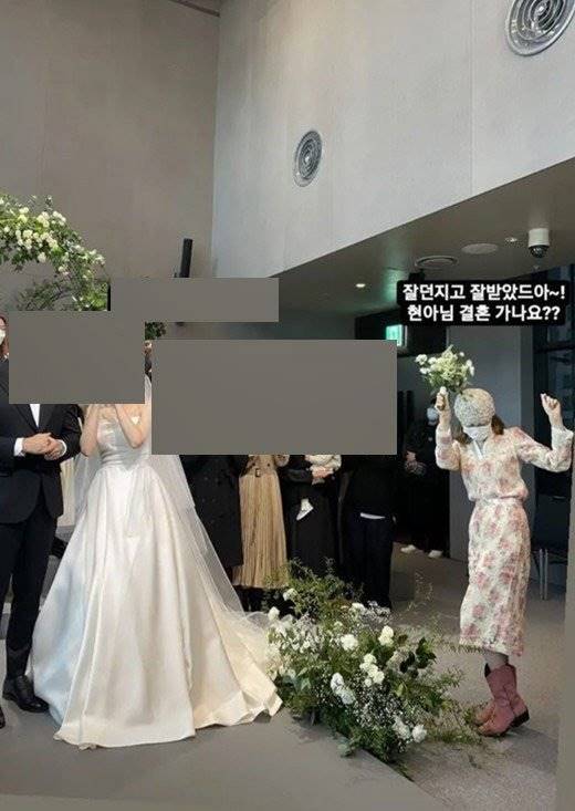 HynA mendapatkan bunga di pernikahan temannya