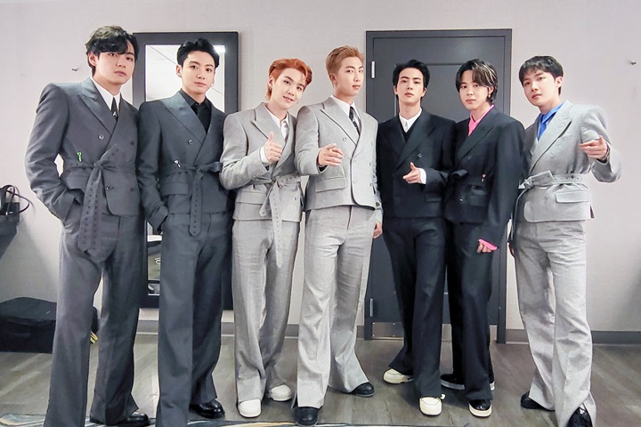 Outfit yang dikenakan BTS di AMA 2021