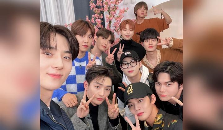 Foto: Gagal Tampil Bareng di Acara Live, Begini Ngenesnya Kim Jae Hwan Tonton Wanna One di MAMA 2021