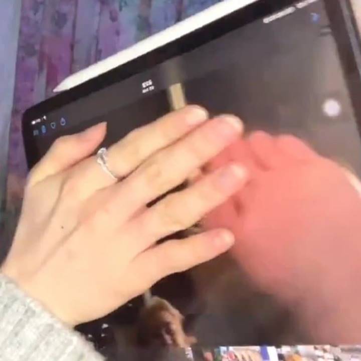 Heejin LOONA menutupi foto diduga Woo Jin Young D1CE