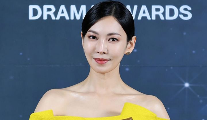 Foto: Bawa Pulang Daesang di SBS Drama Awards Berkat 'Penthouse', Kim So Yeon Ungkap Cinta Ke Suami