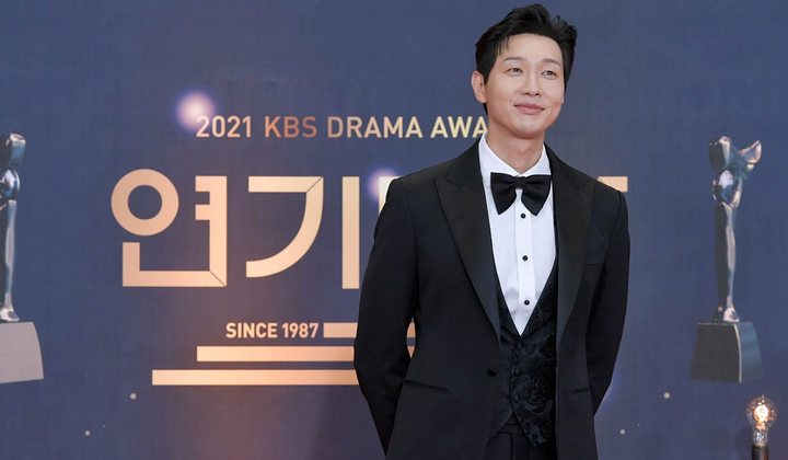 Foto: Tak Diprediksi Sebelumnya, Ji Hyun Woo Sukses Raih Daesang di KBS Drama Awards 2021