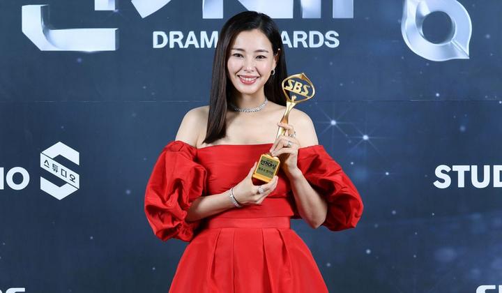 Foto: Honey Lee Ucapkan Terima Kasih untuk Suami Barunya Usai Bawa Pulang Tropi di SBS Drama Awards