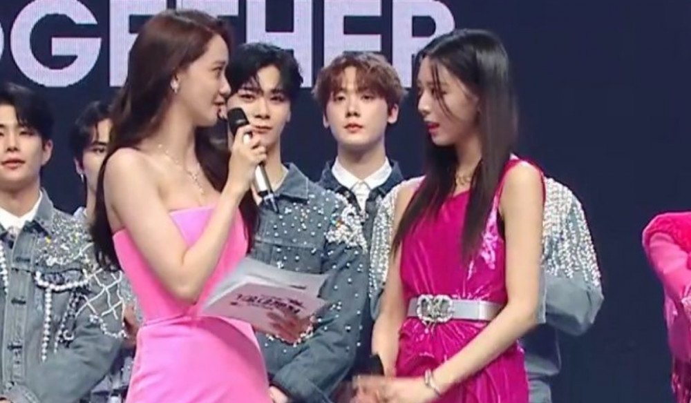Berdiri Berhadapan, Visual YoonA dan Yuna ITZY Tuai Sorotan di MBC Gayo Daejejeon 2021