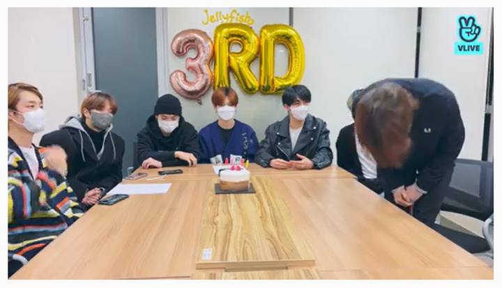 Minchan VERIVERY mengungkapkan permintaan maaf