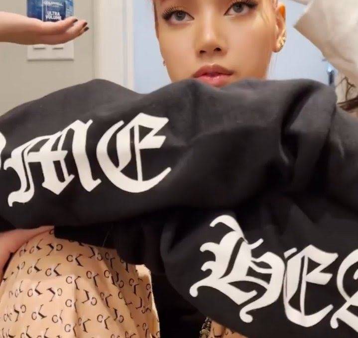 Lisa memberikan hoodie yang sama dengan miliknya untuk Bang Chan