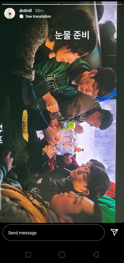 Choi Woo Shik membagikan potret adegan \'Us and Them\'