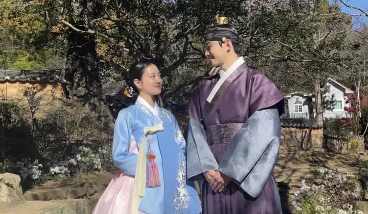 Foto: Lee Se Young Ungkap Alasan Pajang Foto Mesra Bareng Junho di 'The Red Slevee' Sebagai Wallpaper HP