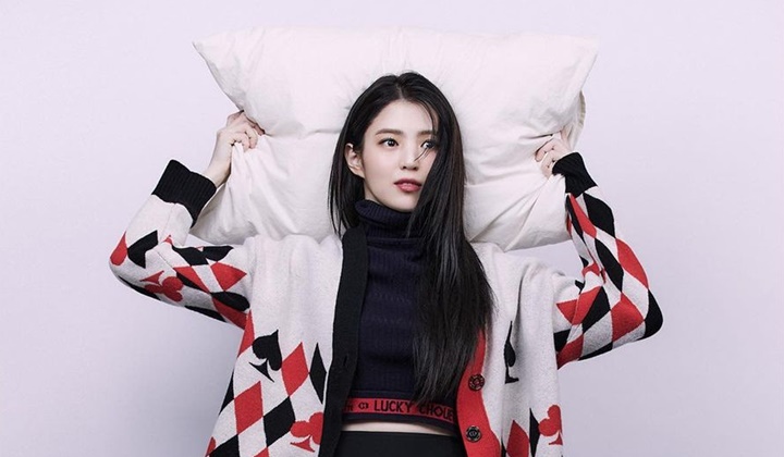 Foto: Post Foto 'Tak Jelas', Han So Hee Mendadak Pamer Tato Baru Tuai Penasaran