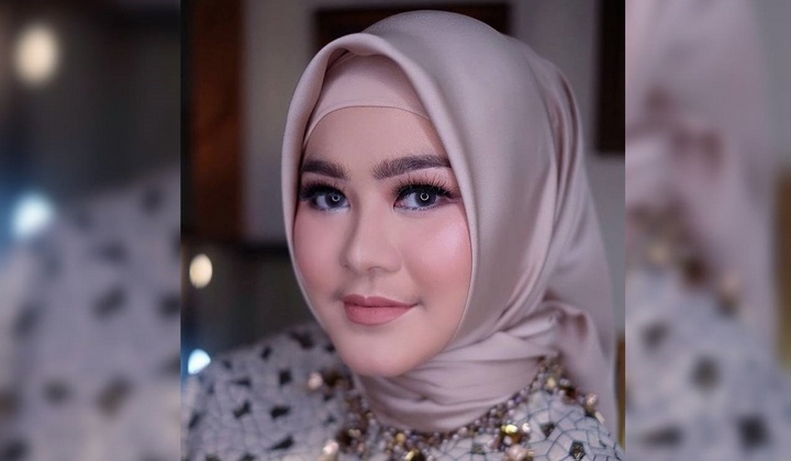 Foto: Dulu Kena Nyinyir Usai Lepas Hijab, Eks Istri Zumi Zola Kini Kembali Cantik Berhijab