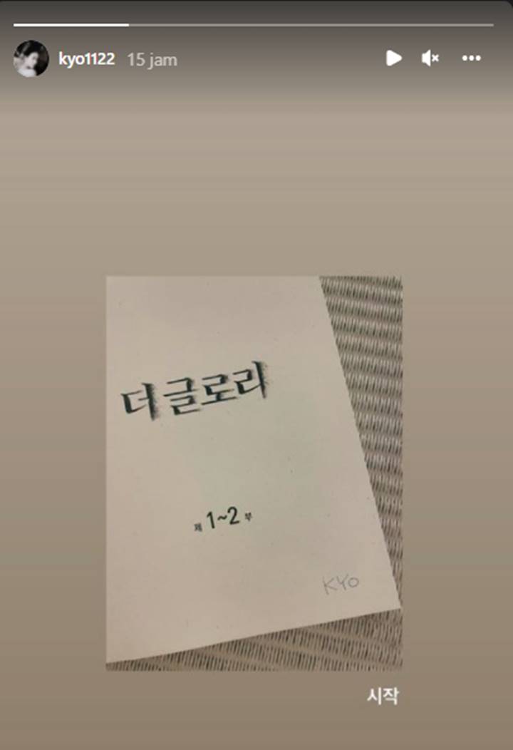 Song Hye Kyo Pamer Foto Naskah \'The Glory\', Isyaratkan Bersiap Syuting Drama Baru