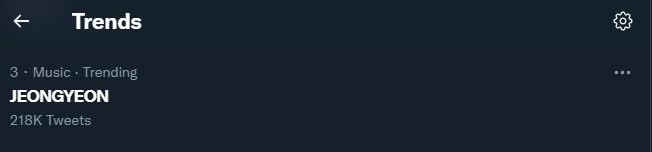 Jeongyeon TWICE trending topic di Twitter karena memberikan kejutan tampil di konser