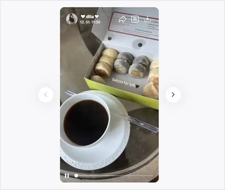 Dita Karang makan bakpia